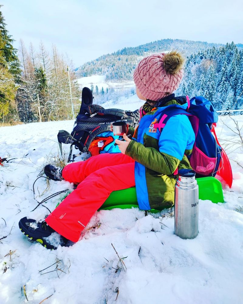 Jak ubrać dziecko, by nie zmarzło na nartach, kuligu czy zimowym spacerze?